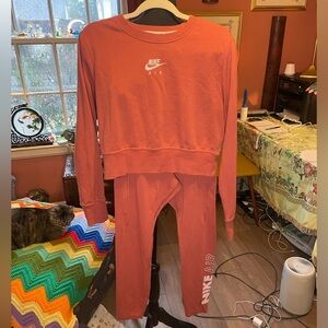 Nike Air Women’s cropped sweatshirt and leggings set. Fun strawberry red pink